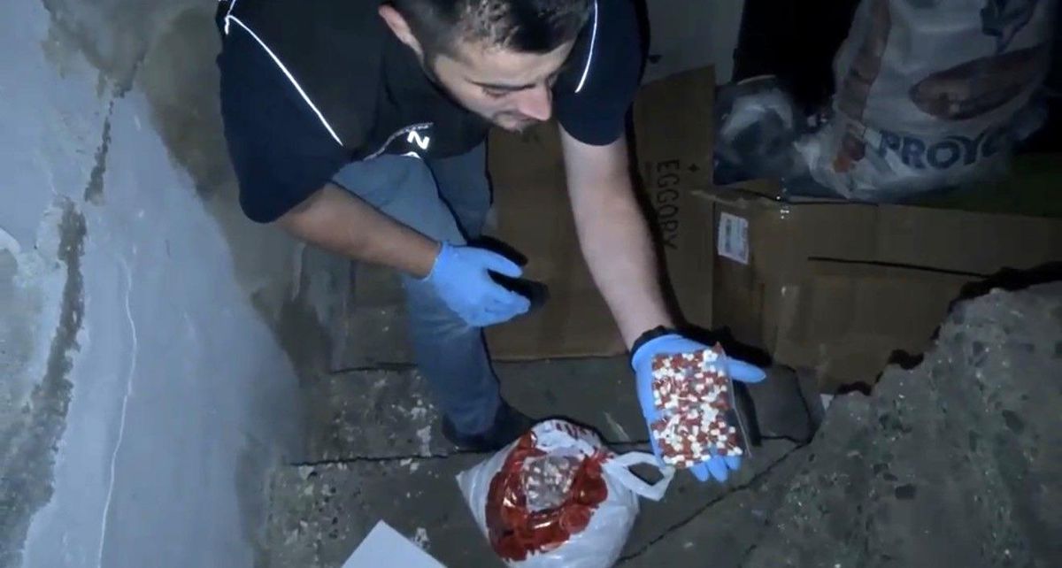 Samsun'da polis ekiplerinin uyuşturucu ve silah operasyonunda gözaltına alınan şüpheliler ve ele geçirilen malzemeler.