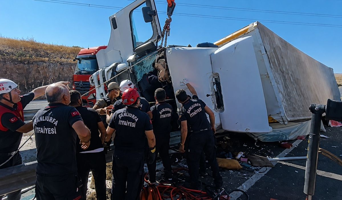 Şanlıurfa'da devrilen TIR'ın şoförü ağır yaralandı