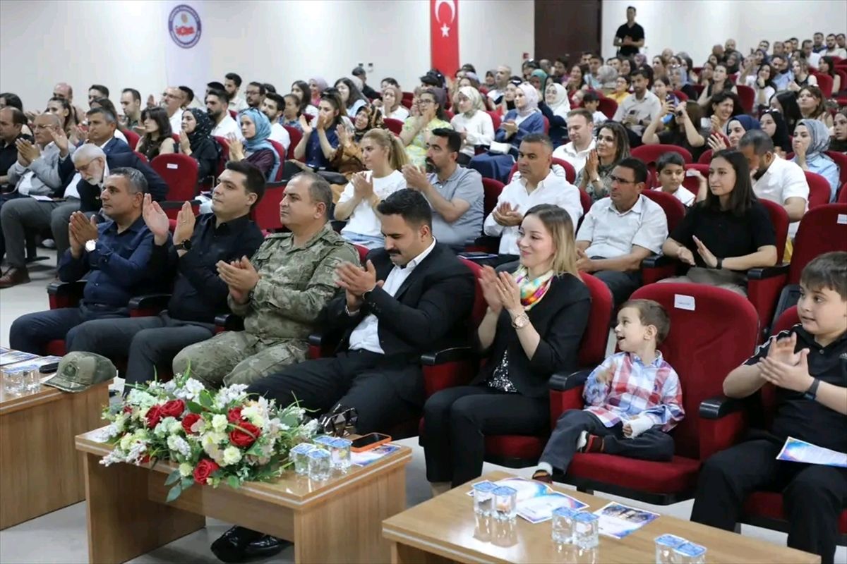 Viranşehir'de öğretmenlerin verdiği müzik konserinden bir kesit.