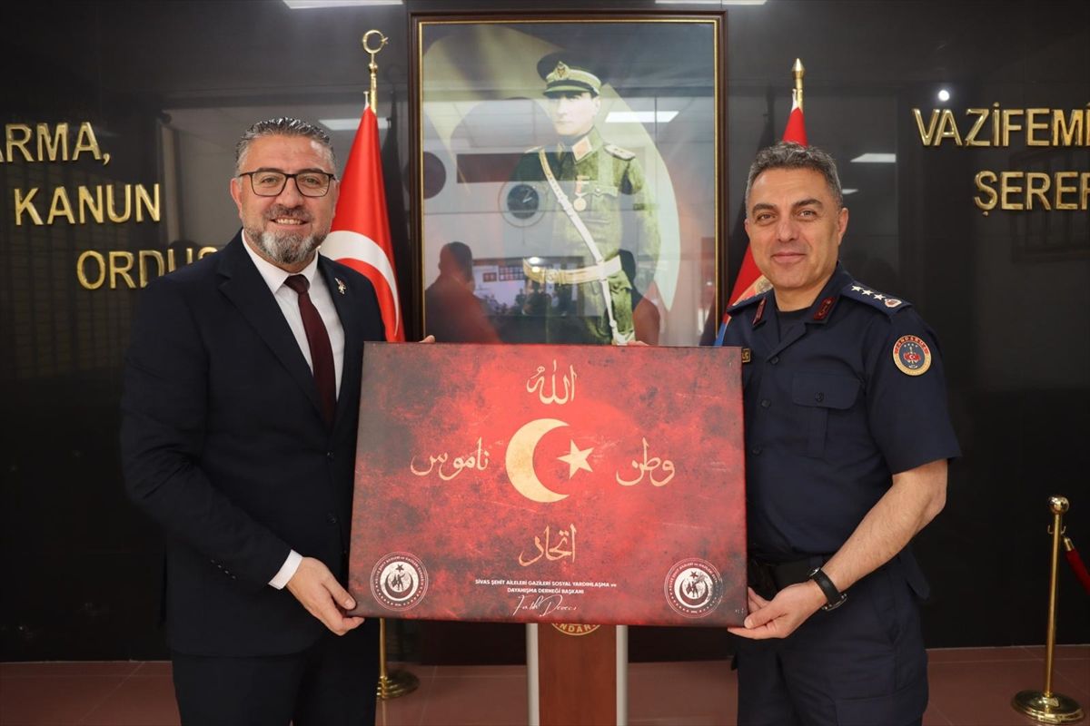 Sivas ve Yozgat Şehit Aileleri ve Gaziler Derneği başkanları ve İl Jandarma Komutanı Albay Cezmi Yalınkılıç bir arada.