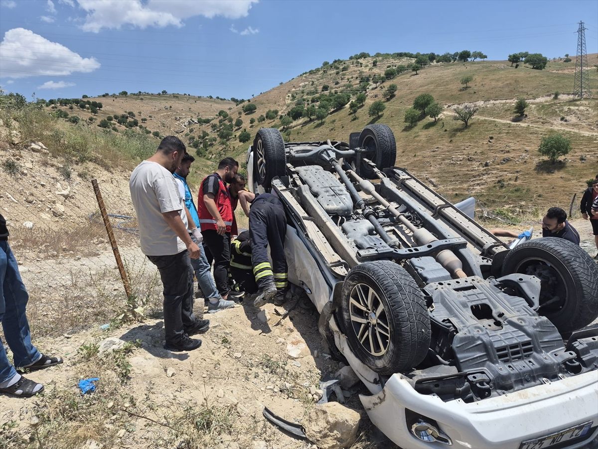 Siirt'te devrilen pikapta sıkışan sürücü ekipler tarafından kurtarıldı