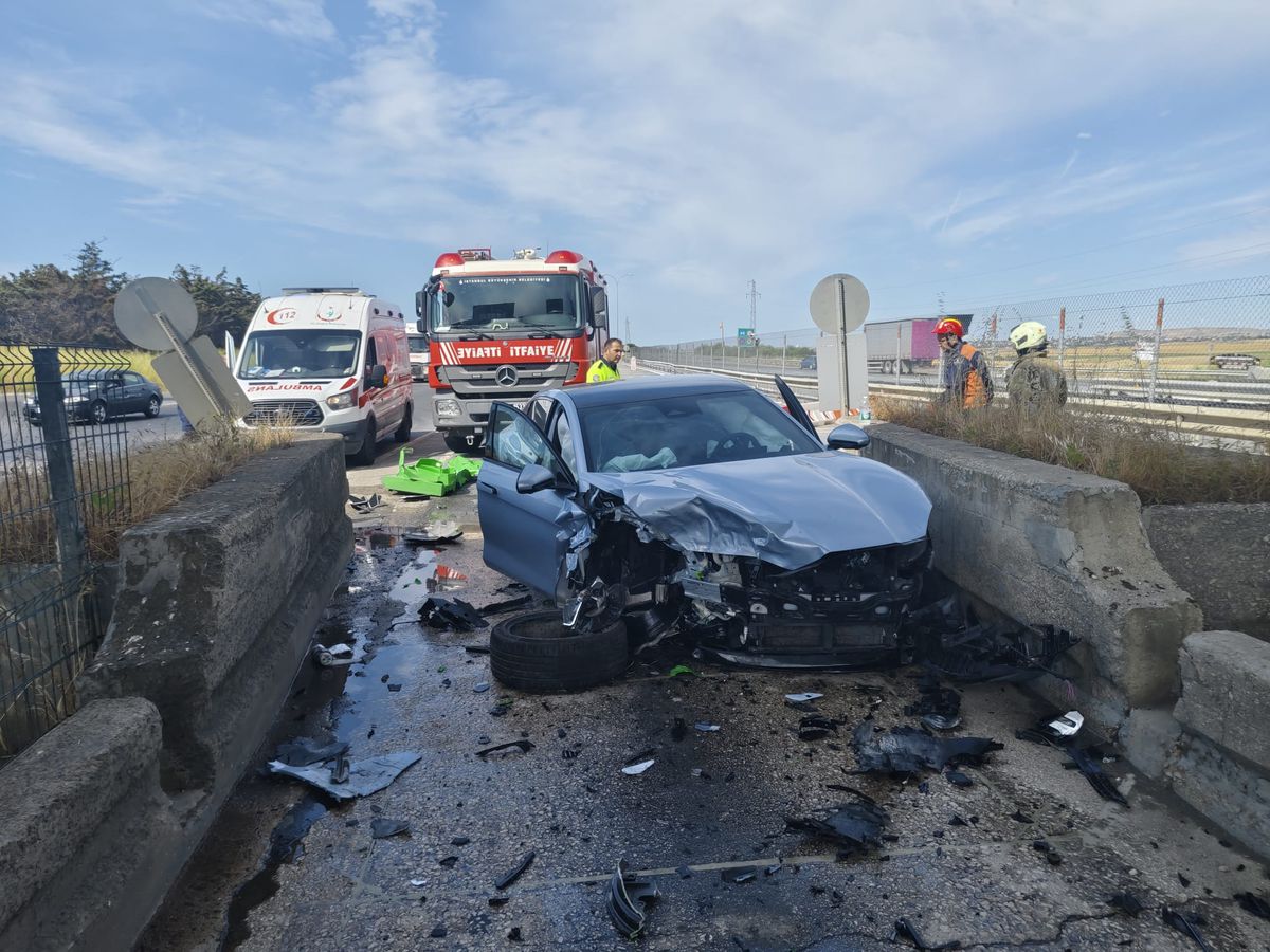Silivri TEM Otoyolu'nda bir otomobilin gişe duvarına çarptığı kaza yeri.