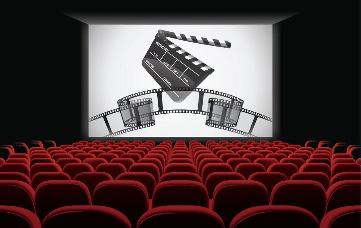 Sinema salonunda film izleyen seyirciler