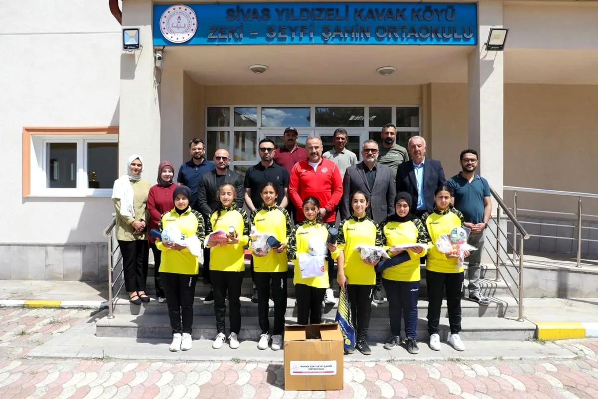 Sivas Gençlik ve Spor İl Müdürlüğü yetkilileri tarafından Yıldızeli Kavak Köyü Zeki-Seyfi Şahin Ortaokulu'na spor malzemeleri teslim ediliyor.
