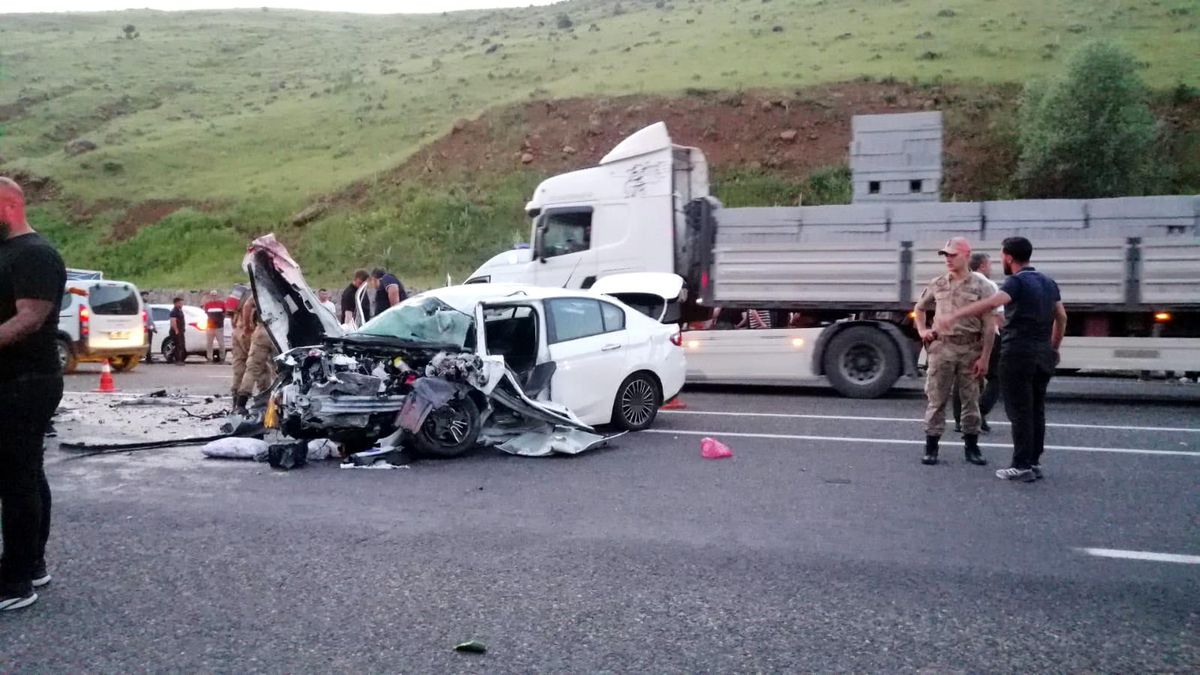 Solhan'da tır ile otomobil kafa kafaya çarpıştı: 3 yaralı