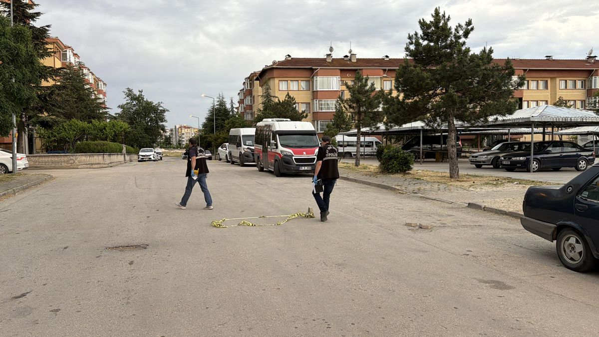 Eskişehir'de kız meselesi kavgası sonucu bir kişinin bacağından vurulduğu olayla ilgili polis inceleme yapıyor.