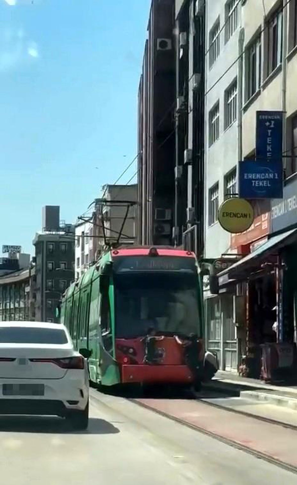 Bursa'da tramvaya tutunan çocuklar tehlike saçtı