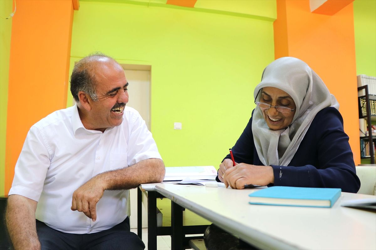 56 yaşında torununa masal okumak için okuma yazma öğrendi