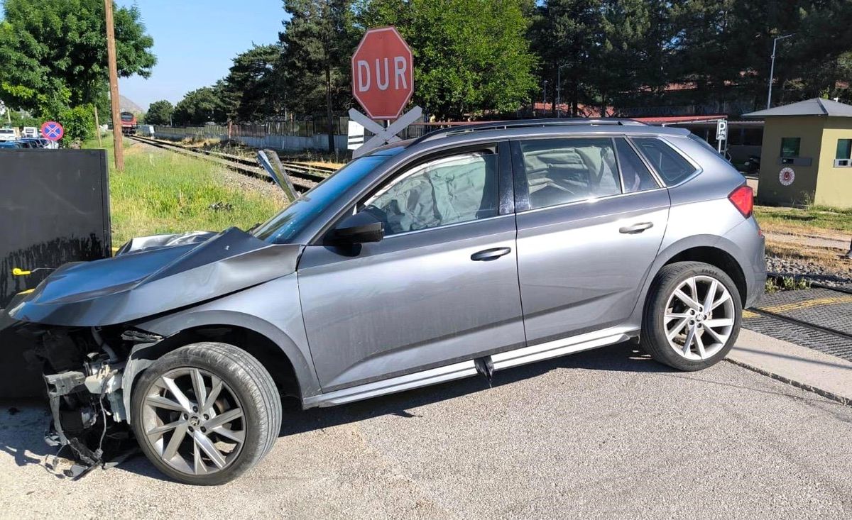 Trenin çarptığı otomobilin sürücüsü yaralandı