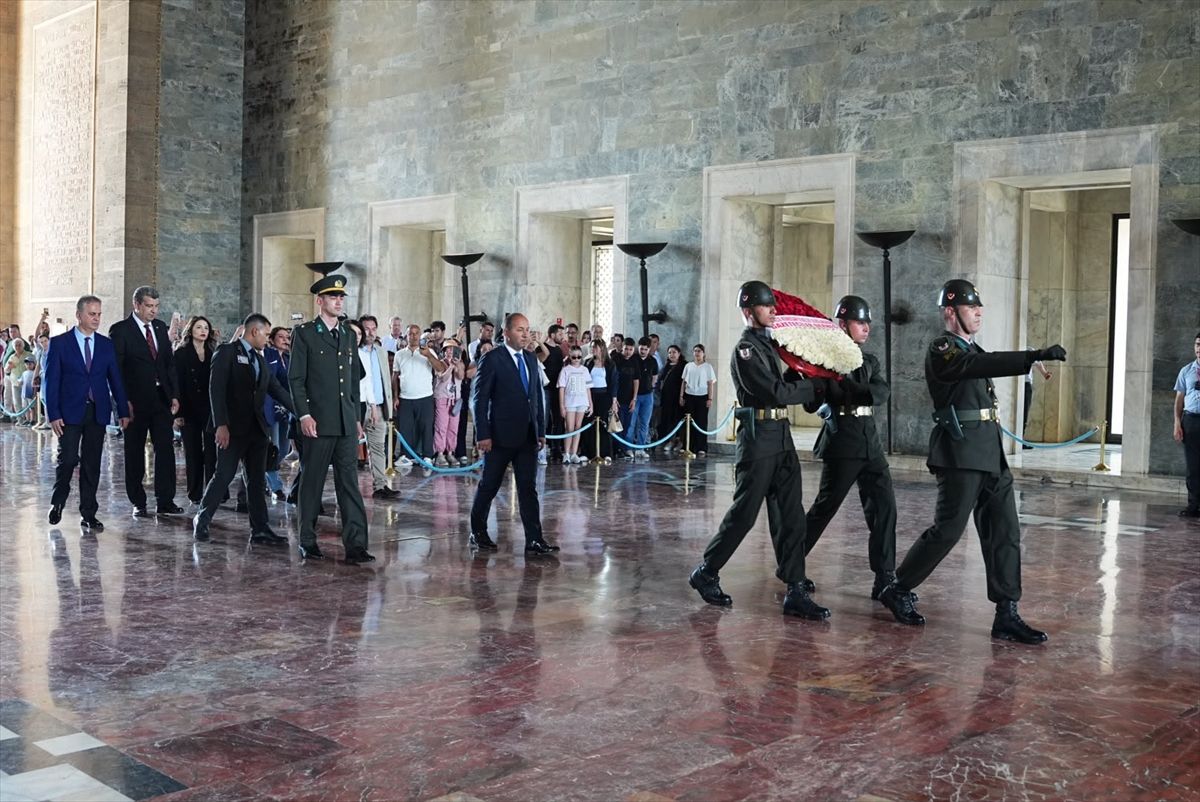 Türkçe Konuşan Ülkeler Uluslararası Gazeteciler Derneği Anıtkabir'i ziyaret etti