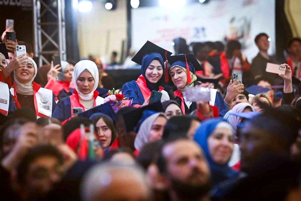 Türkiye Bursları dünyaya 2 bin 800 yeni gönül elçisi kazandırdı
