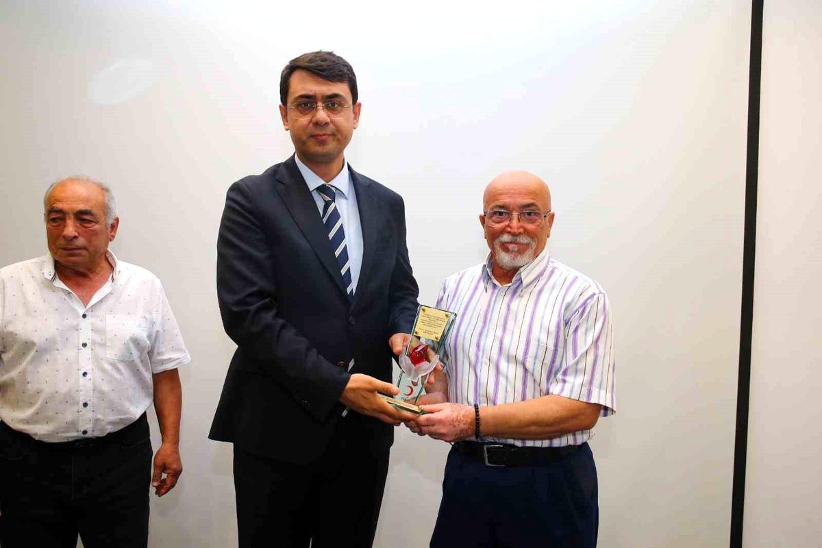 Uşak'ta kan bağışı yapan gönüllülere plaket veriliyor.