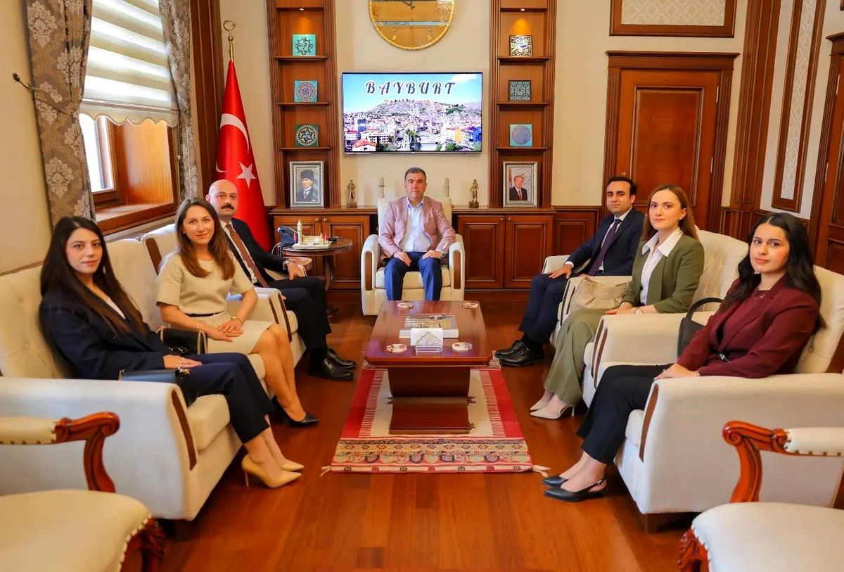 Bayburt Valisi Mustafa Eldivan, görev yeri değişen hakim ve savcıları makamında kabul ediyor.