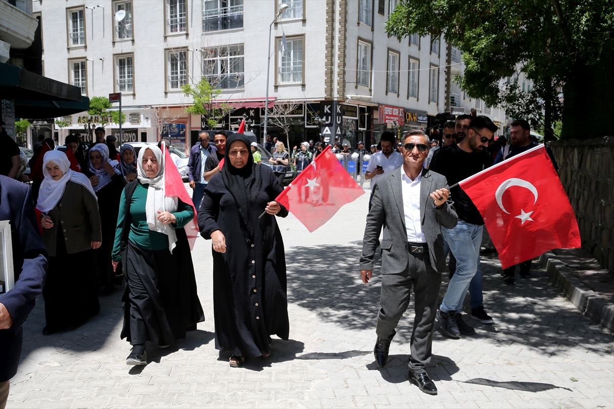 Vanlı aileler DEM Parti binası önündeki eylemlerini sürdürdü