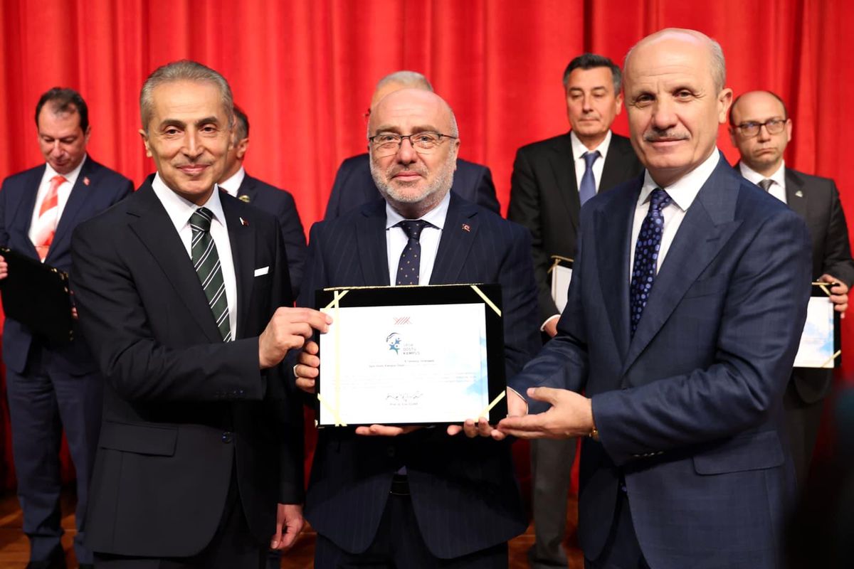 Kayseri Üniversitesi Rektörü Prof. Dr. Ahmet Karamustafa, YÖK Başkanı Prof. Dr. Erol Özvar'dan 'Spor Dostu Kampüs' ödülünü alırken