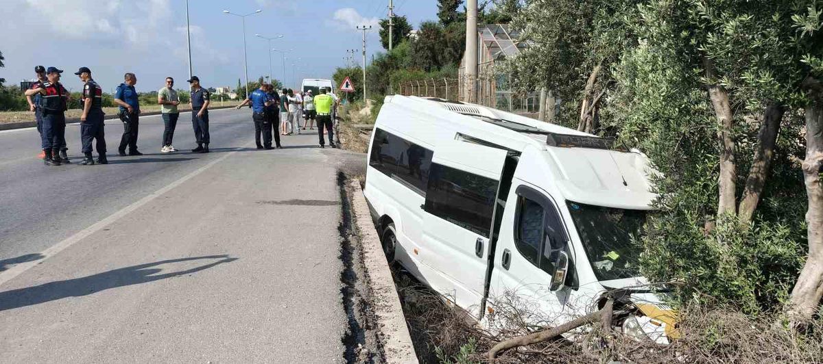 Kaçırdığı minibüsle feci kaza yaptı