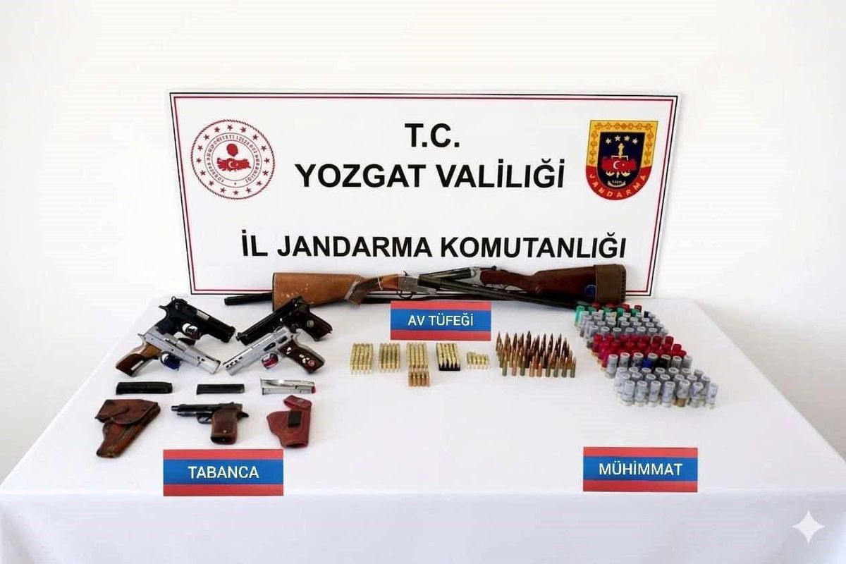 Yozgat'ta jandarma ekiplerinin düzenlediği ruhsatsız silah operasyonu sonrası ele geçirilen silahlar.
