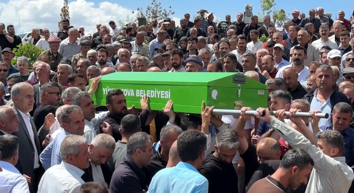 Yüksekova'daki kazada hayatını kaybedenler toprağa verildi