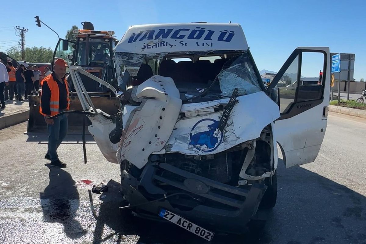 Kavşakta feci kaza! 3 kişi hayatını kaybetti, 2 kişi yaralandı
