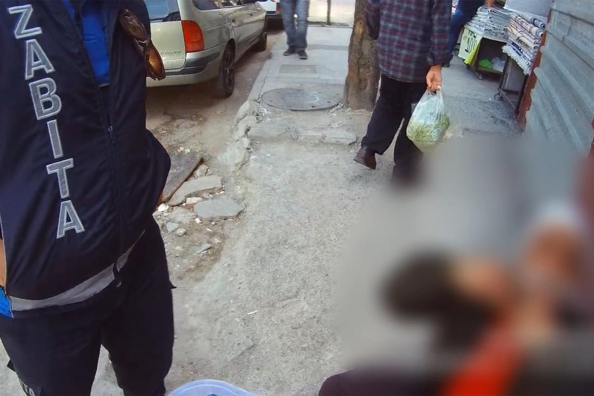 Zonguldak'ta mendilleri elinde alınan satıcıdan akıl almaz oyun: Kendini yerden yere vurdu