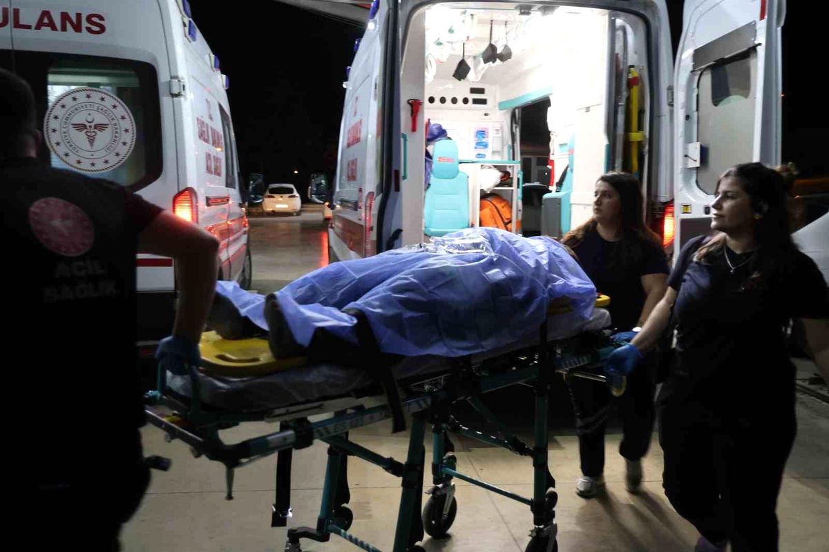 Adana'nın Kozan ilçesinde uçurumdan yuvarlanan otomobilin sürücüsü jandarma ekiplerince kurtarıldı.