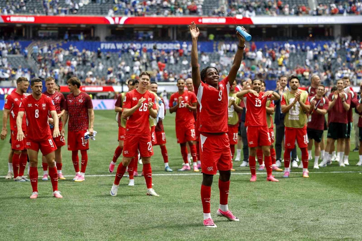 İsviçre milli futbol takımı oyuncuları sevinirken