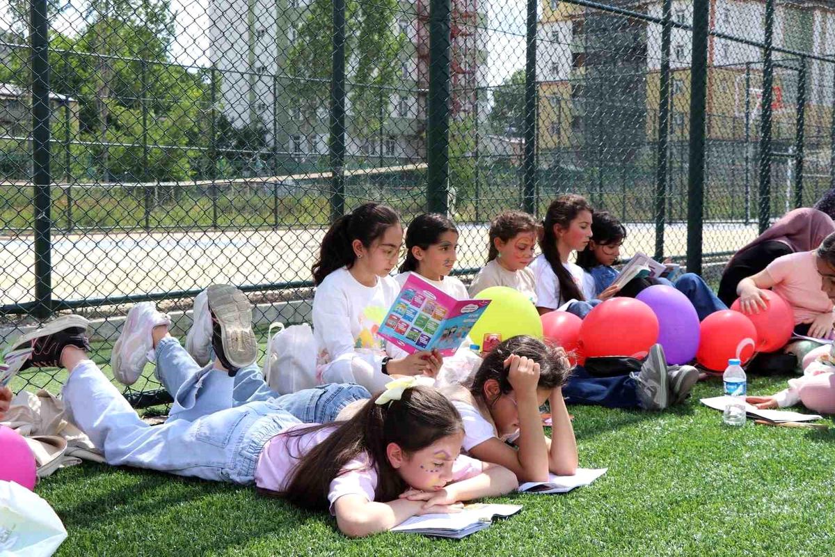 Oltu'da Ailemle Kitap Okuyorum etkinliğinden bir kare
