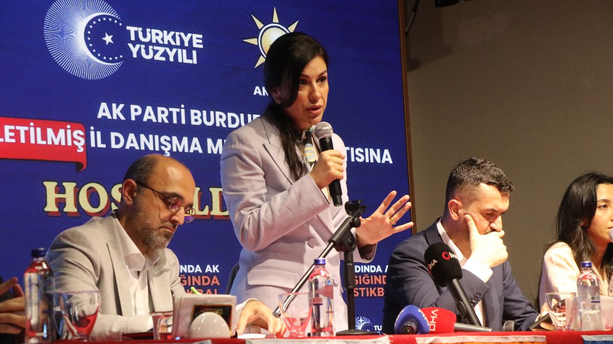 AK Parti Genel Başkan Yardımcısı Nilhan Ayan konuşma yaparken