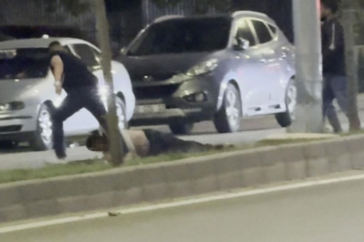 Bir tokatla yere serdi, ardından sürükleyerek götürdü