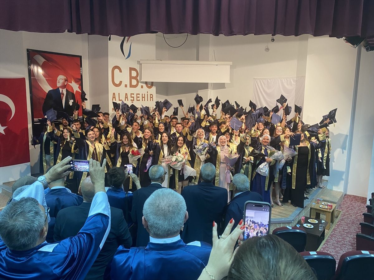 Alaşehir'de meslek yüksekokulundan mezun olan 170 öğrenci diplomalarını aldı