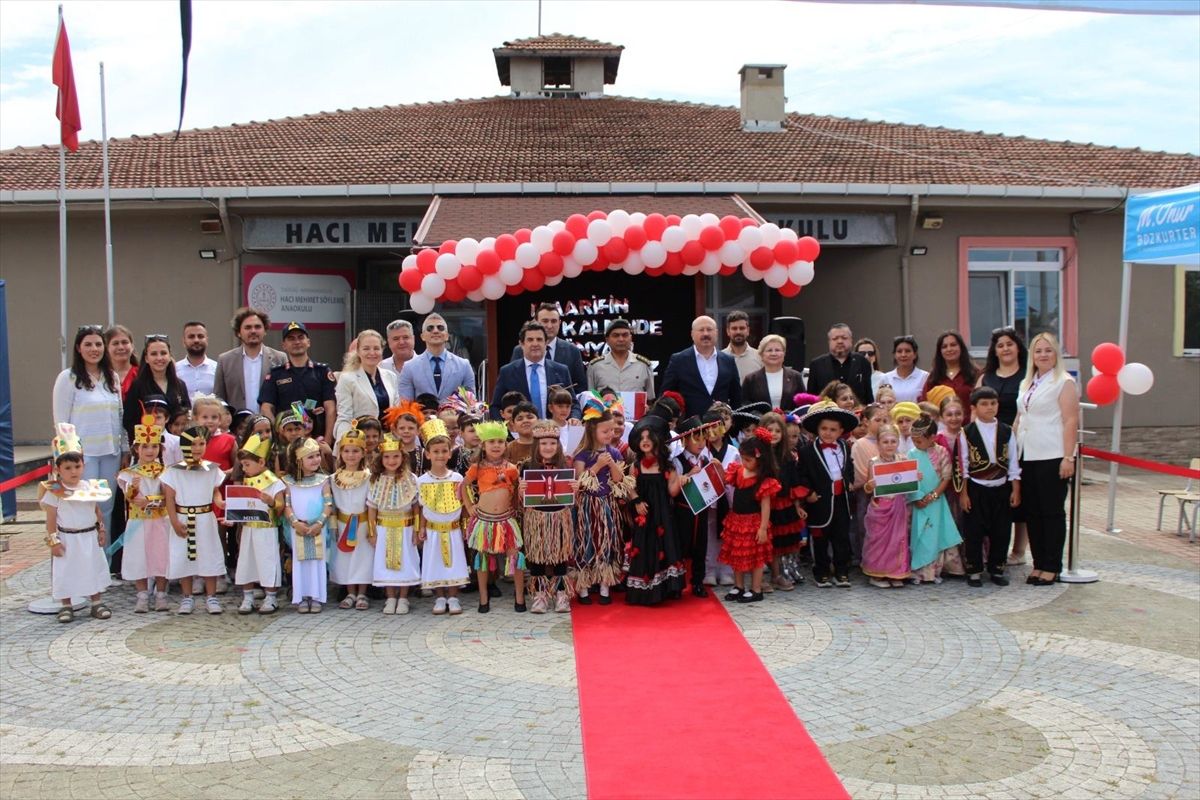 Anaokulu öğrencilerinden kültürlerarası yolculuk sergisi ve defilesi
