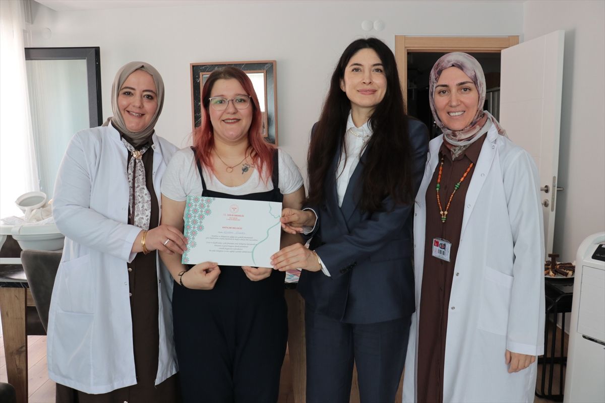 Kocaeli'de bir ebeye gebelik süreci hakkında soru soran anne adayı.