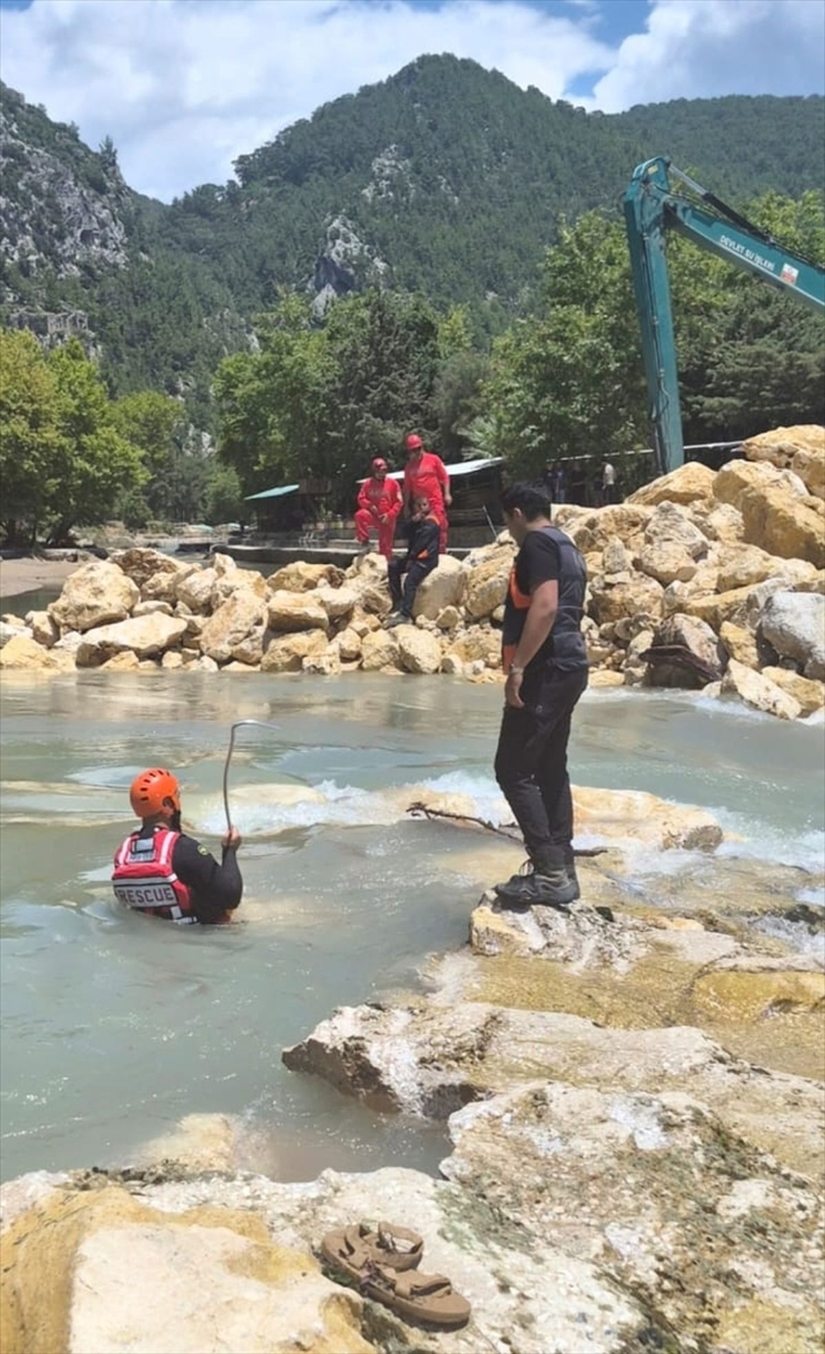 Antalya'da çayda akıntıya kapılan kişiyi arama çalışmaları sürüyor