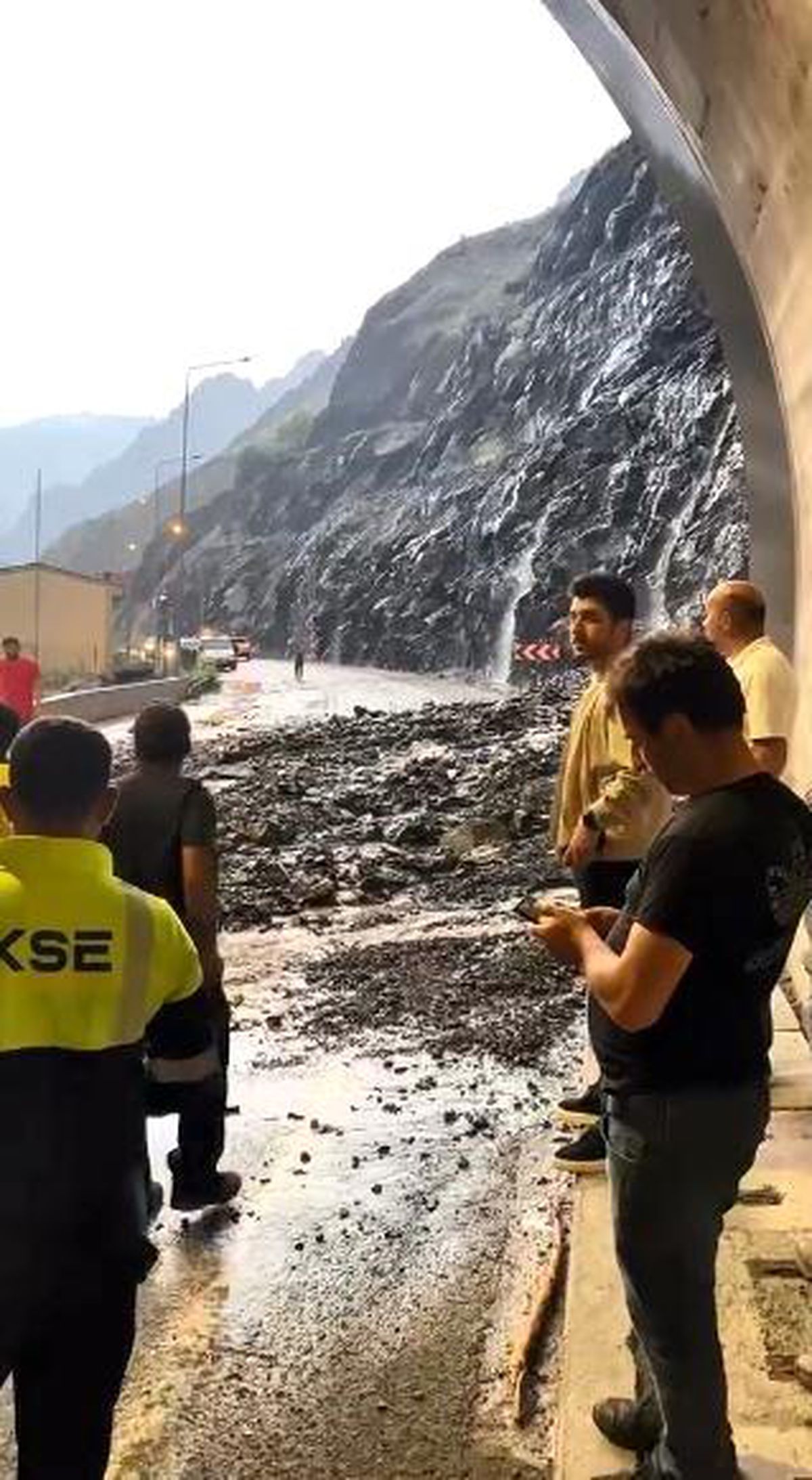 Aracının sileceği arızalandı, sileceği düzeltmek için durdu, saniyeler sonra heyelan oldu