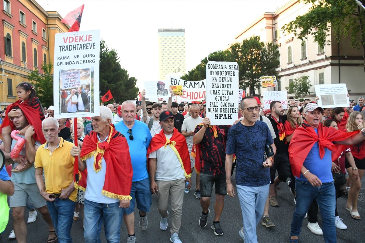 Arnavutluk'ta Trump bağlantılı projeye 20 gündür protesto