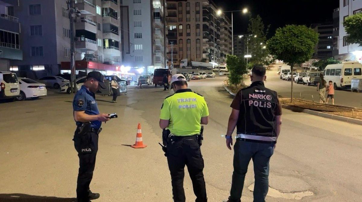 Besni ilçesinde yapılan trafik uygulamalarından bir kare