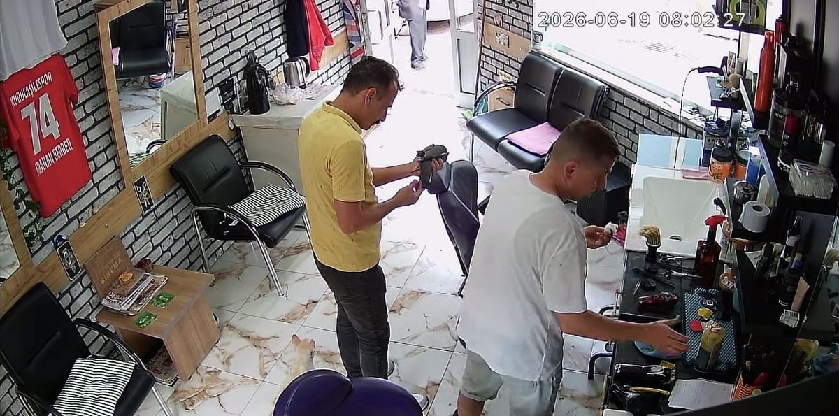 Bartın'da itfaiye ekipleri tarafından elektrik tellerinden kurtarılan güvercin.