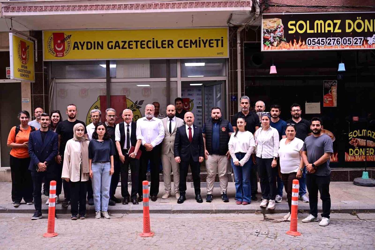 Aydın Valisi Dr. Osman Varol'un gazeteciler cemiyetini ziyareti sırasında çekilmiş bir fotoğraf.