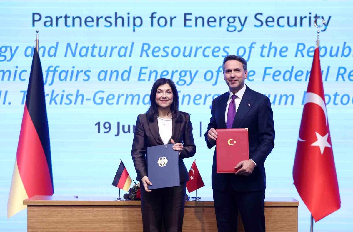 Enerji ve Tabii Kaynaklar Bakanı Alparslan Bayraktar konuşma yaparken