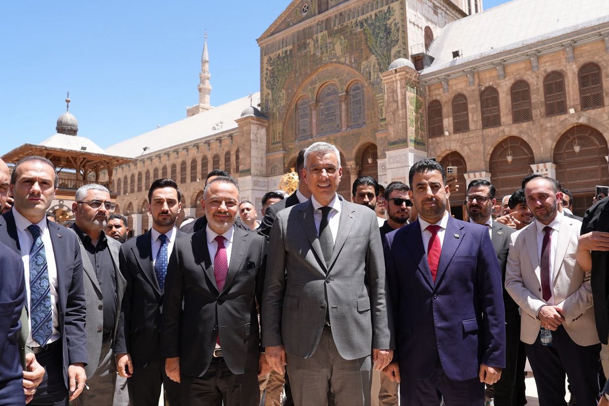Sağlık Bakanı Kemal Memişoğlu Emevi Camii'nde cuma namazı kılarken görünüyor.