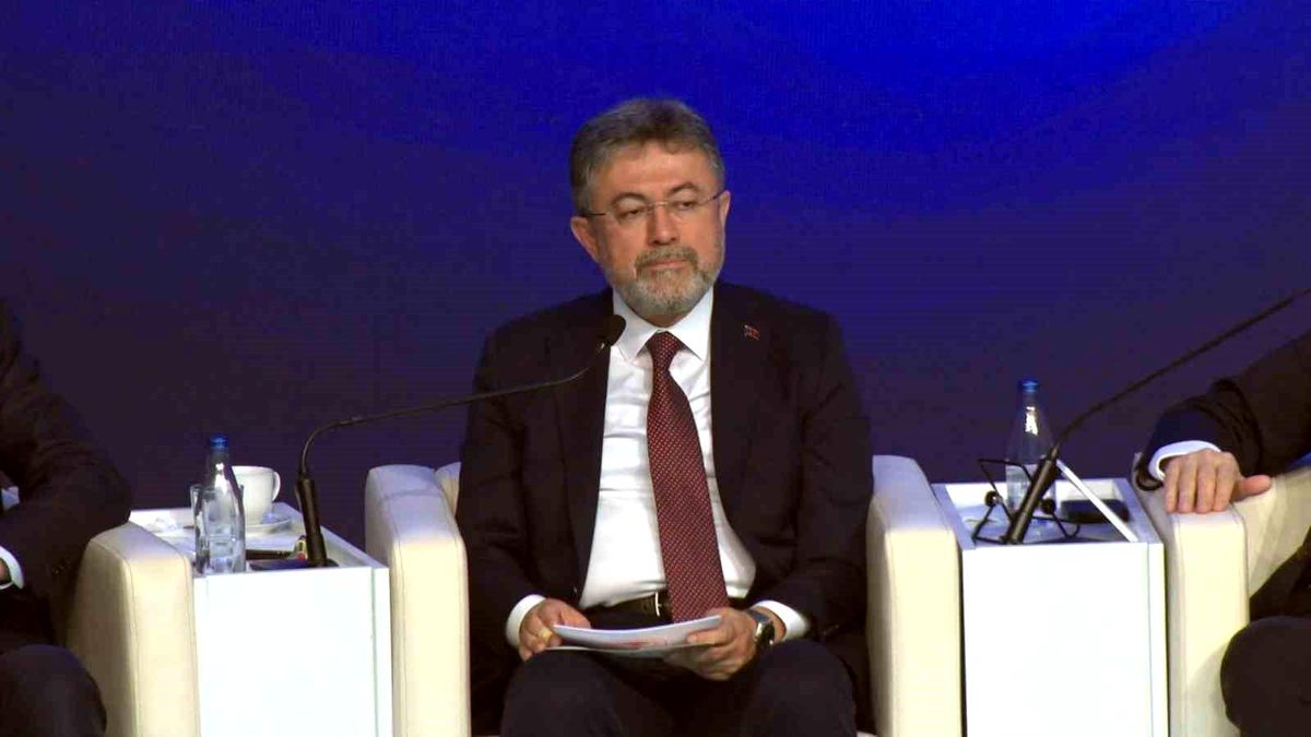 Tarım ve Orman Bakanı İbrahim Yumaklı bir basın toplantısında konuşurken.