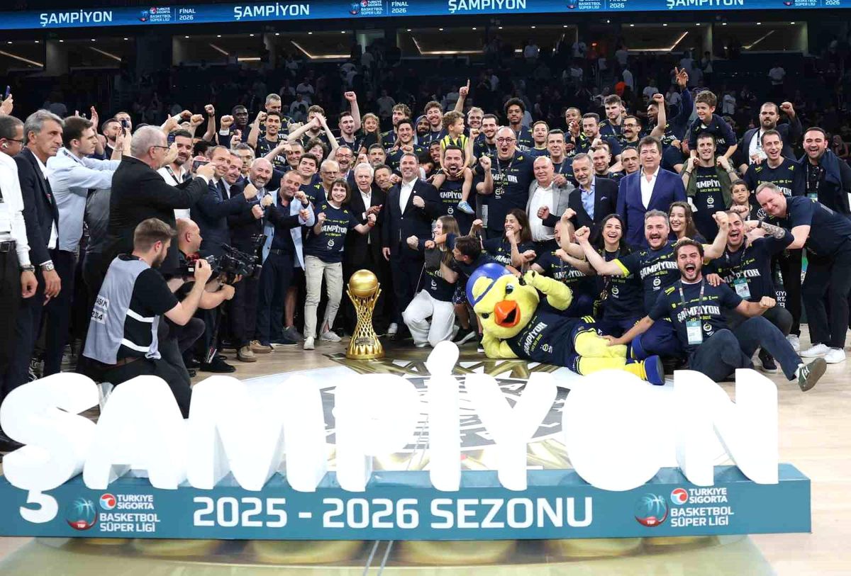 Fenerbahçe Beko takımının şampiyonluk kupasını kaldırdığı an.
