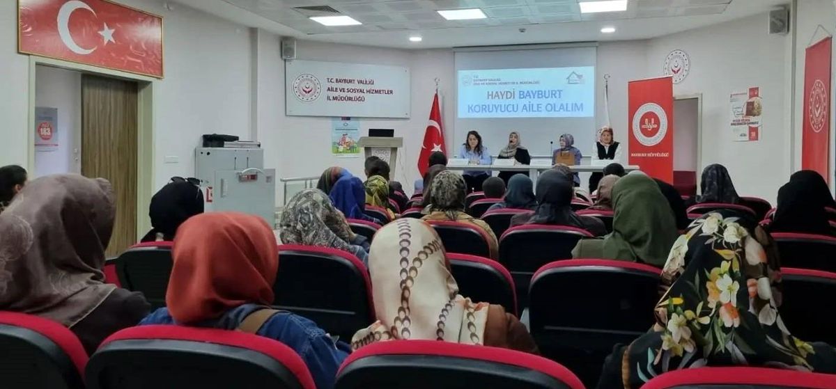 Bayburt'ta düzenlenen koruyucu aile konulu panelden bir görünüm