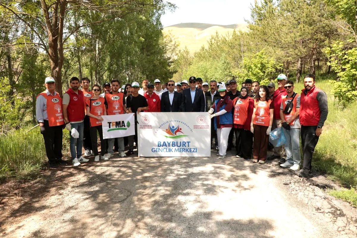 Bayburt'ta 'Orman Benim' etkinliğiyle çevre temizliği yapıldı