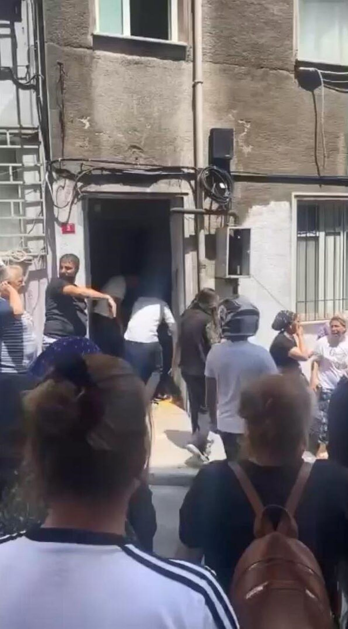 Beyoğlu'nda eski eşinin ilişki yaşadığını öne sürdüğü kişiyi silahla vurdu; yakalandı