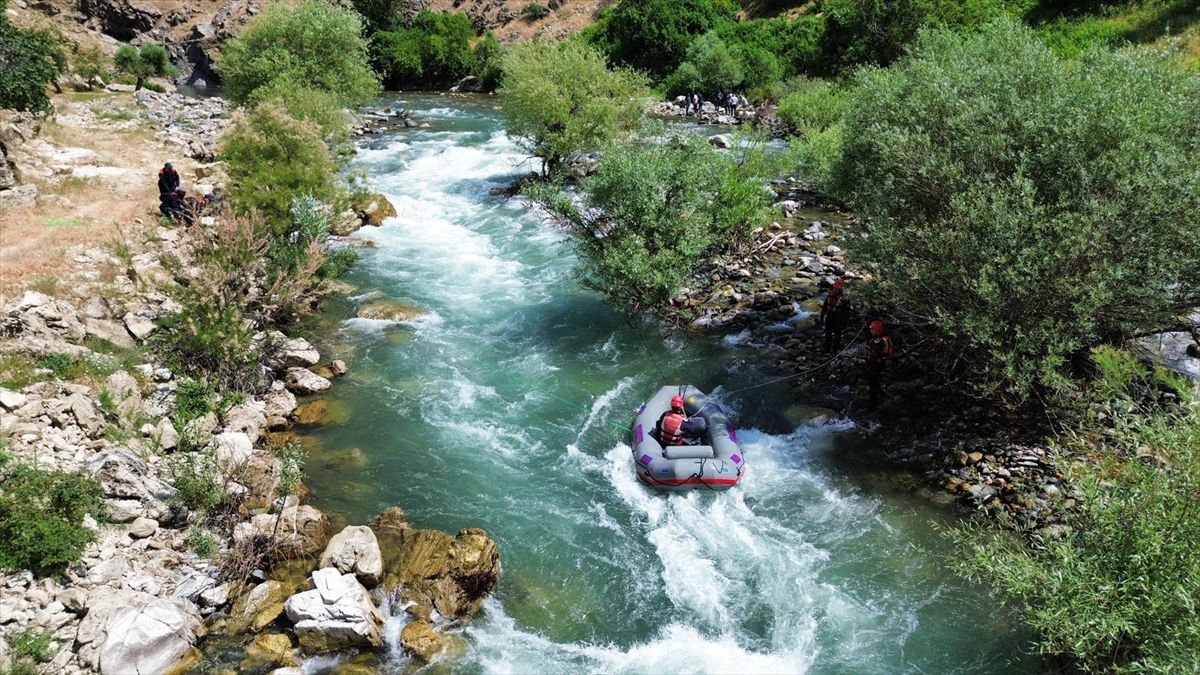 Bingöl'de çayda akıntıya kapılan kişiyi arama çalışmaları sürüyor