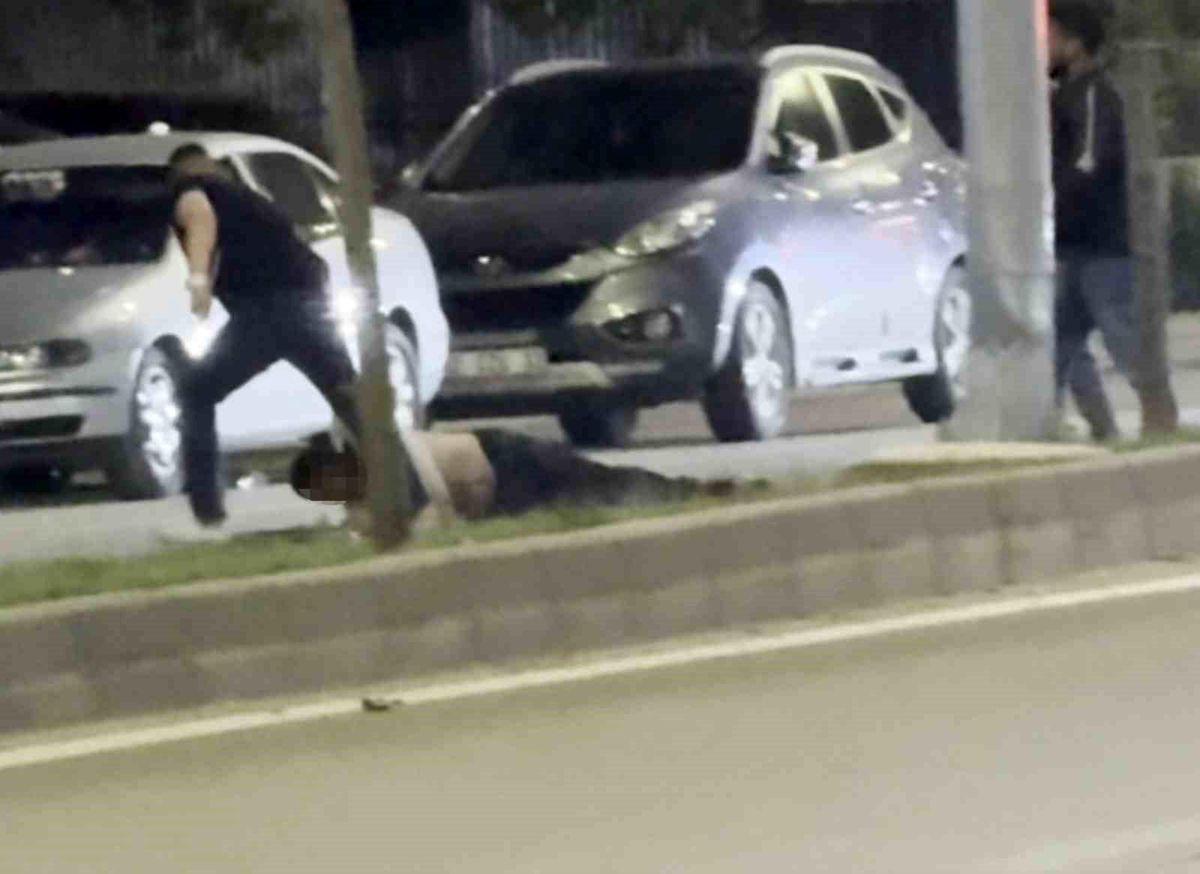Aksaray'da bıçaklı saldırganın tokatla yere serildiği an.