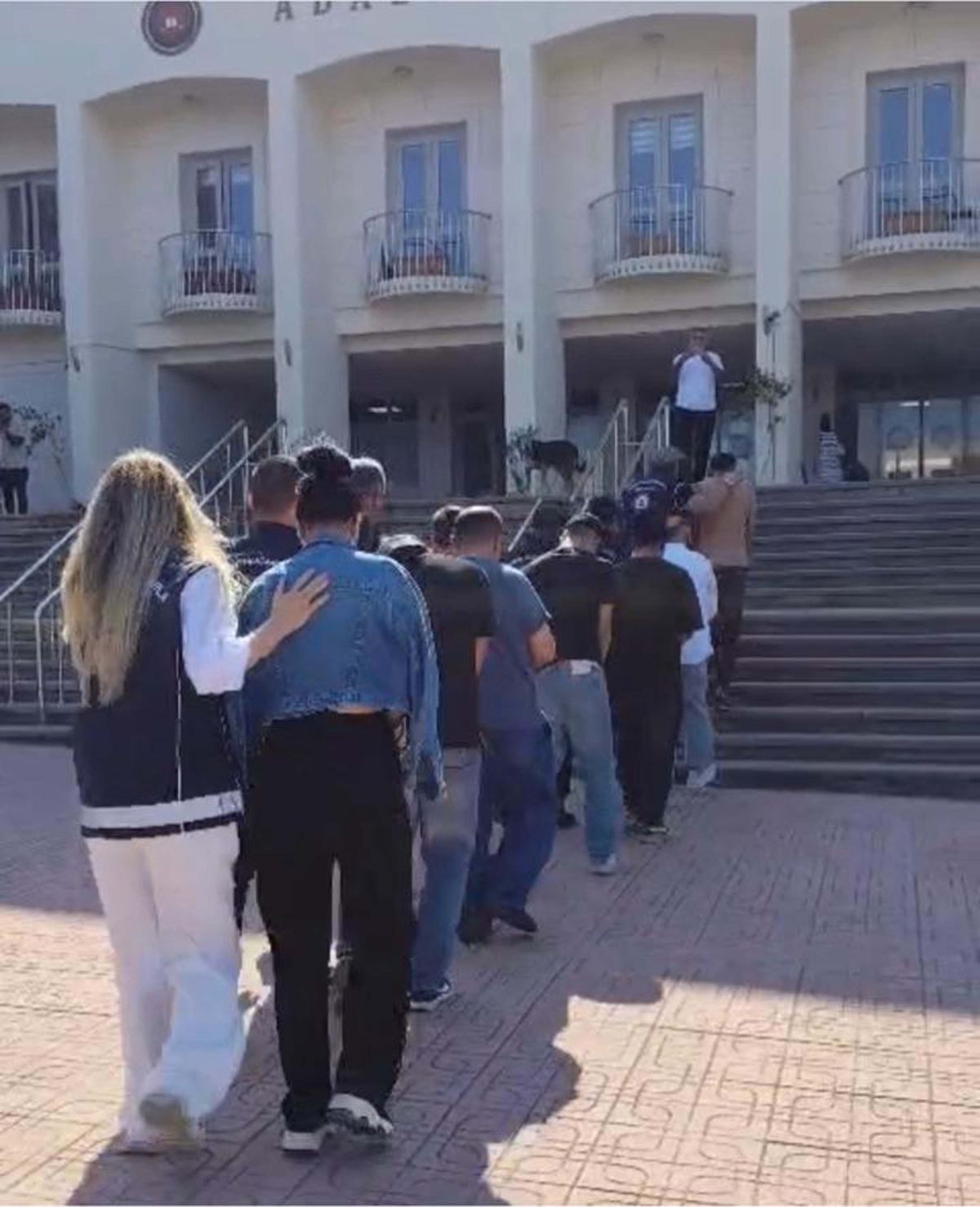 Bodrum'da göçmen kaçakçılığı operasyonu sonrası adliyeye sevk edilen şüpheliler