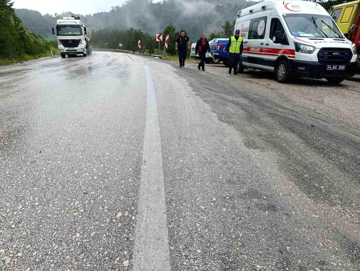 Bolu'da virajı alamayan hafif ticari araç yoldan çıktı: 3 yaralı