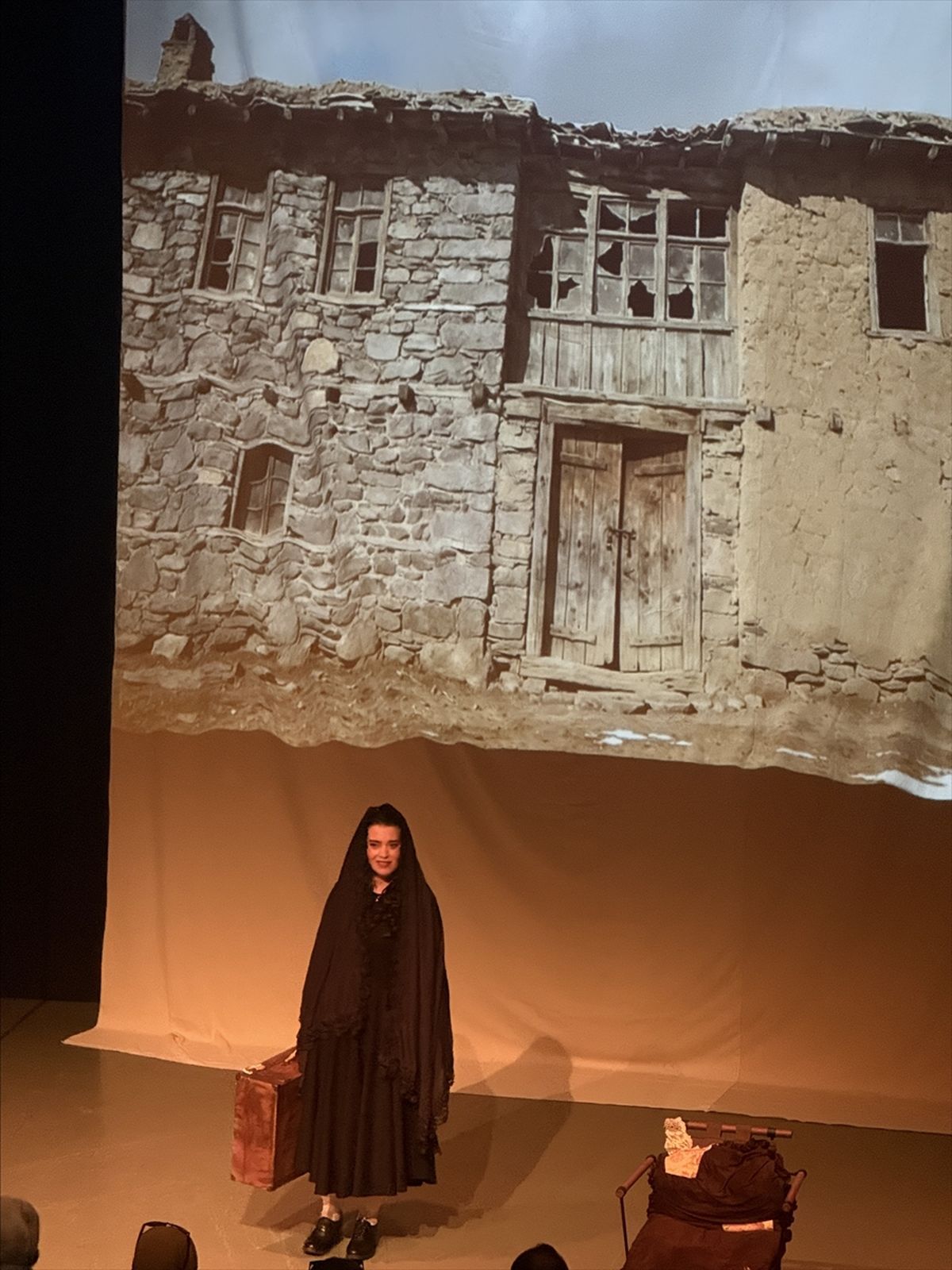 Çalıkuşu-Kanatları Kalbinde tiyatro oyunundan bir sahne